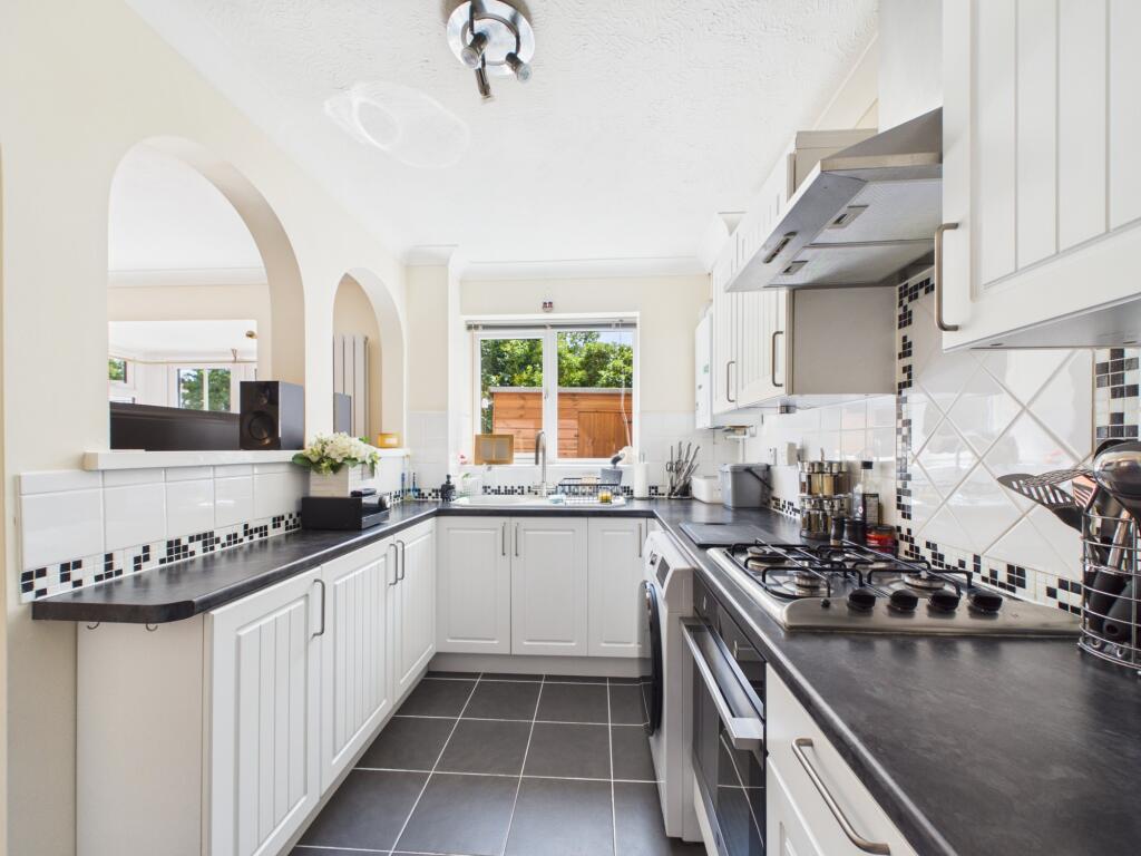 Finch Close, Tadley, RG26 photo 4