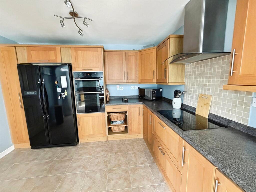 House in Doncaster, Armthorpe - More