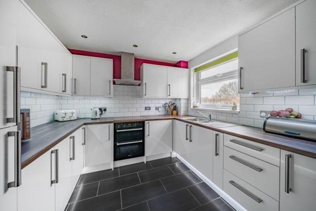 4-bed semi-detached on Roundham Close, Kidlington, £425,000