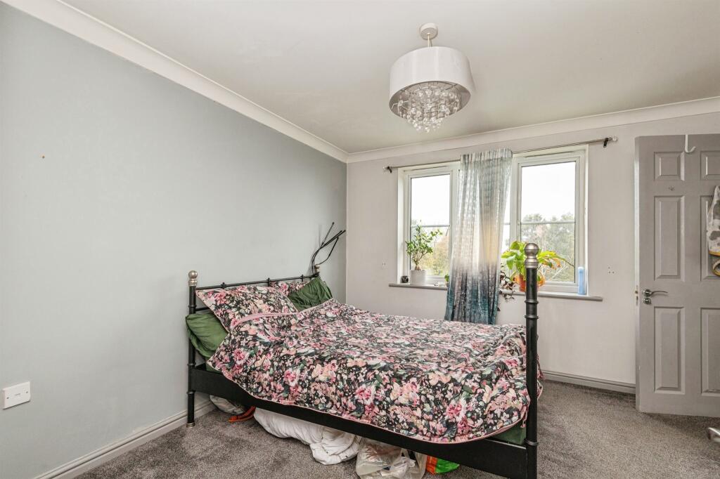 Apartment in Bradford, West Yorkshire - More