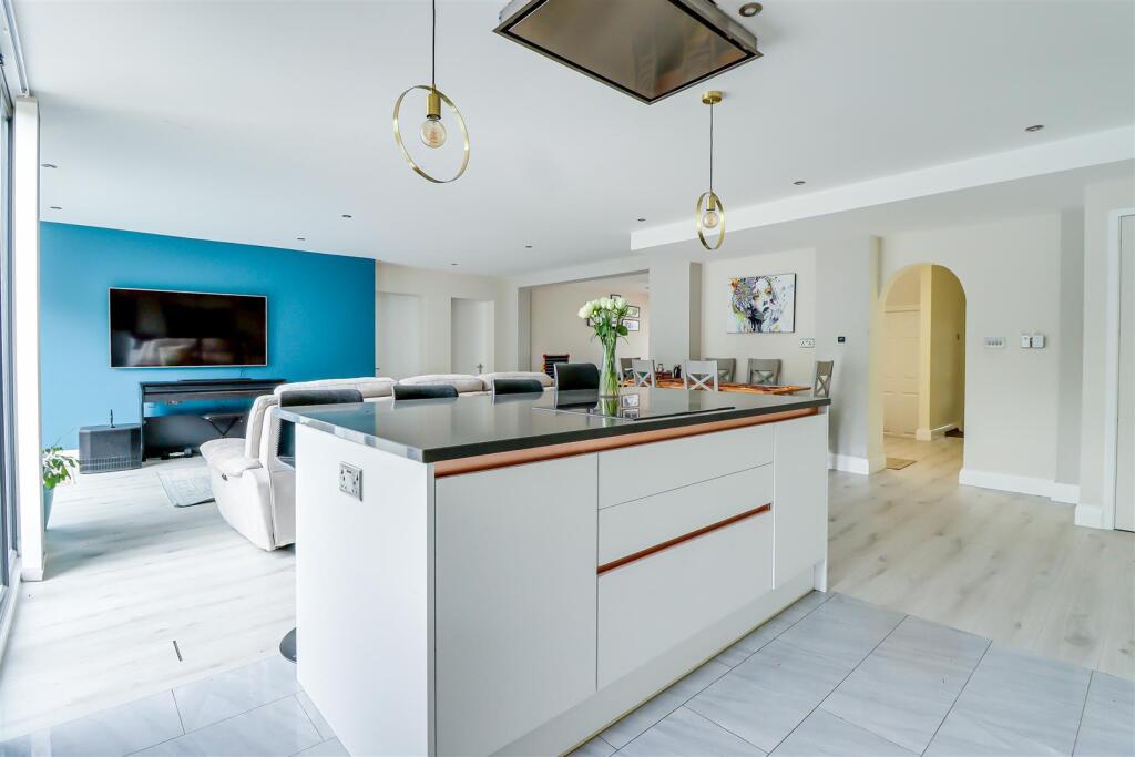 House in Southend-on-Sea - More
