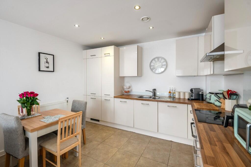 Horley, RH6 photo 4