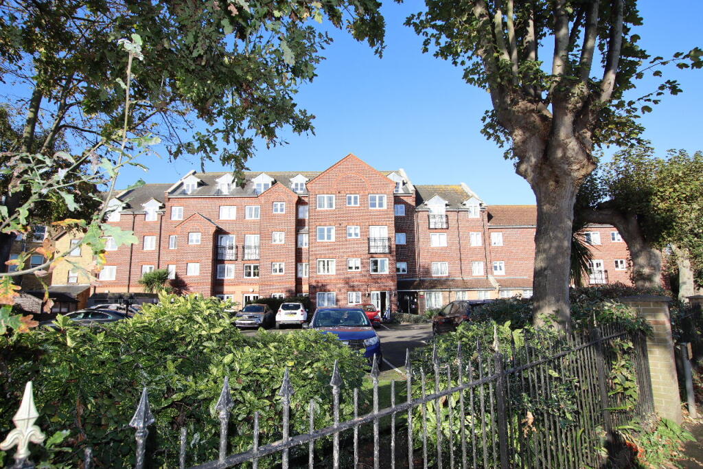 1-bed flat on Coleman Court, Station Road, Clacton on Sea, CO15, £60,000