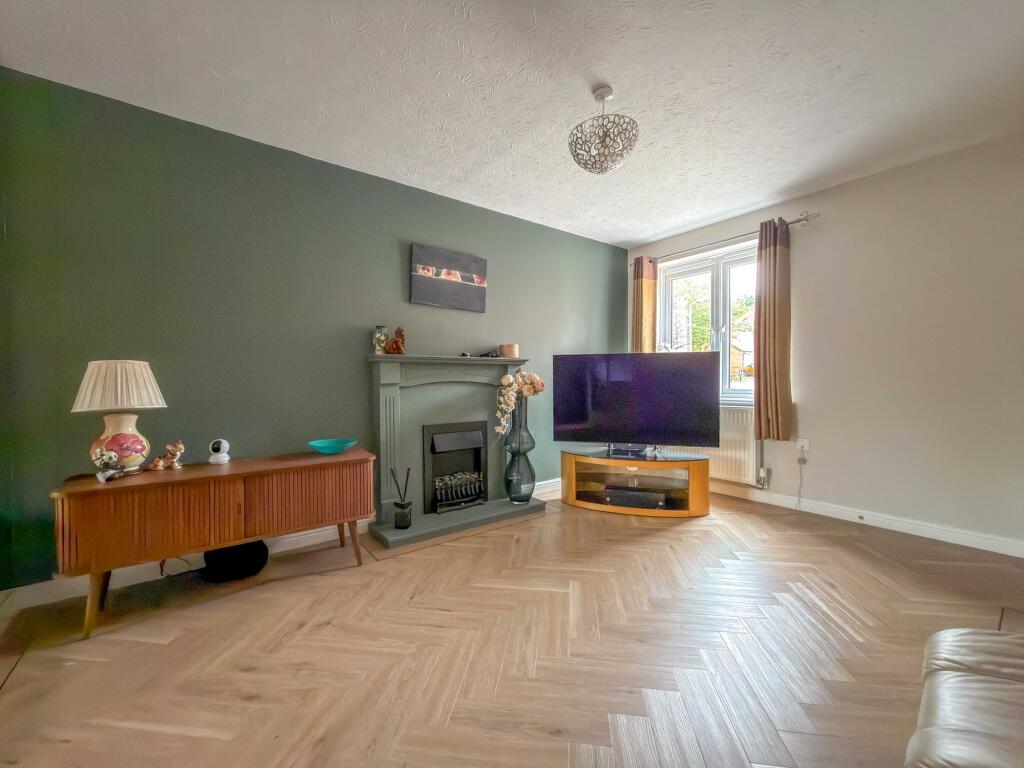 Upton Drive, Nuneaton, CV11 photo 4