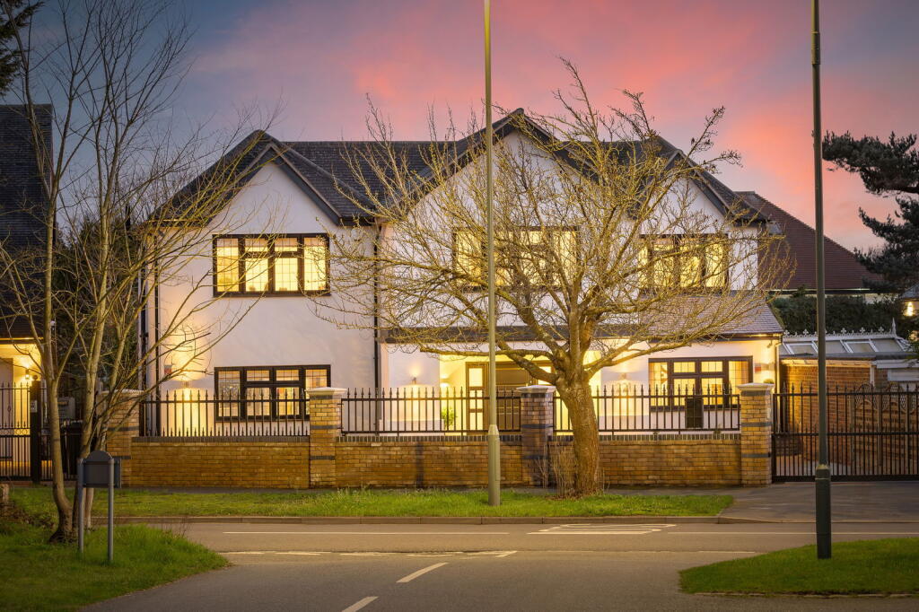 Main image of property: Leesons Hill, Chislehurst, BR7 6QJ