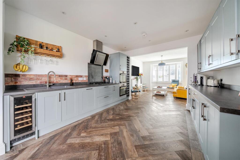 Lynhurst Avenue, Sticklepath, Barnstaple photo 3