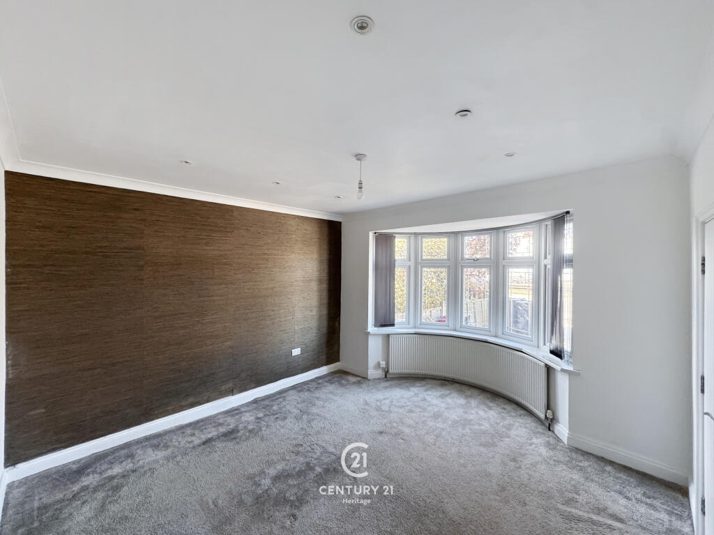 Eastern Avenue, Ilford, IG2 7JB - View 2