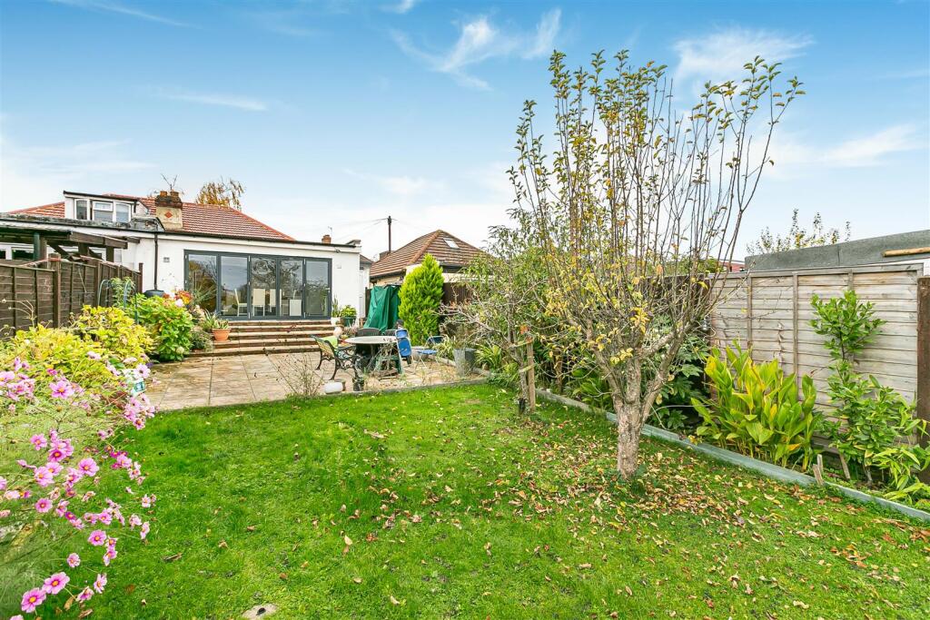 Clarkes Avenue, Worcester Park photo 4