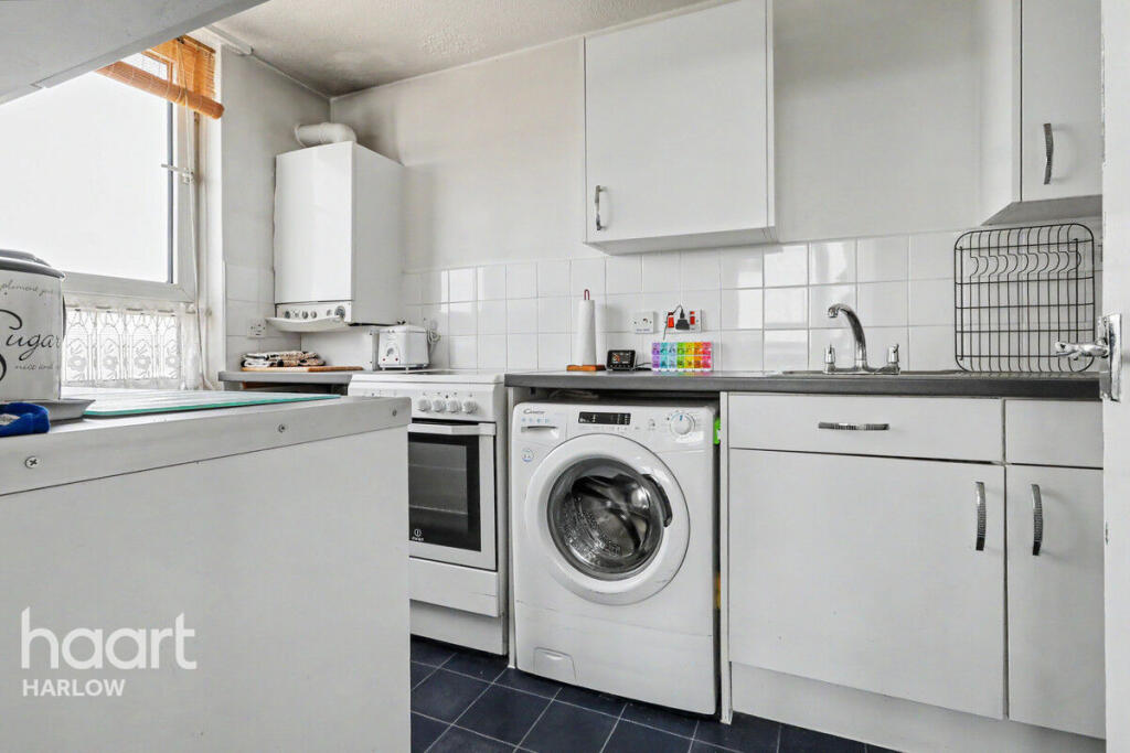 Apartment in Harlow, Passmores - View 4