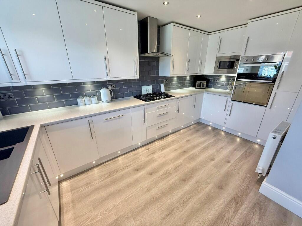 House in Stanney Oaks, Ellesmere Port - More