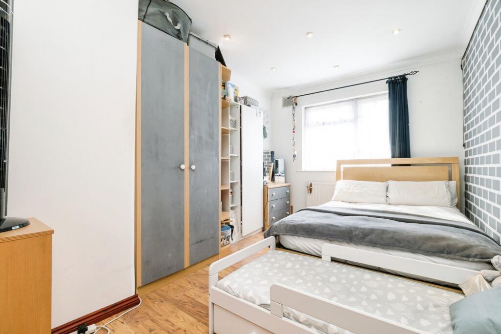 Apartment in London, Beckton - More