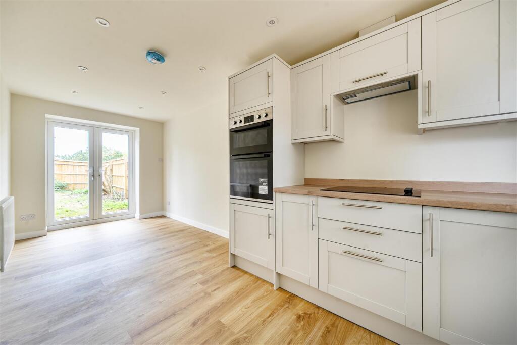 Venus Close, Wokingham, Berkshire, RG41 3GG photo 3