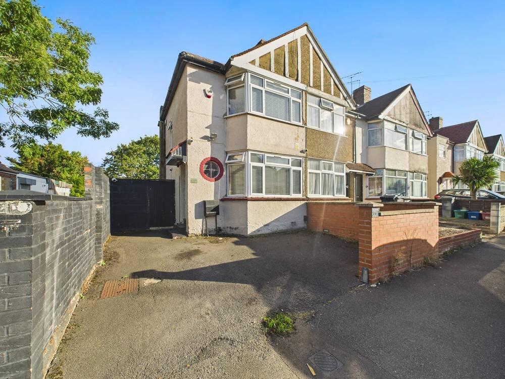 2-bed terraced on Sunningdale Avenue, Feltham, Middlesex, TW13, £465,000