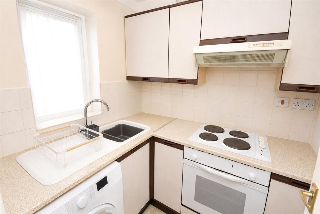 Apartment in Wirral, Liverpool City Region - View 4