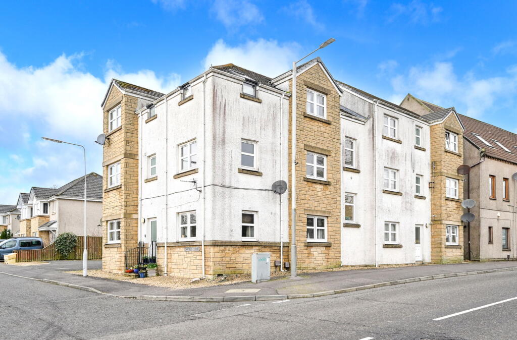 2-bed flat on Oakfield Court, Kelty, KY4 0EY, £100,000