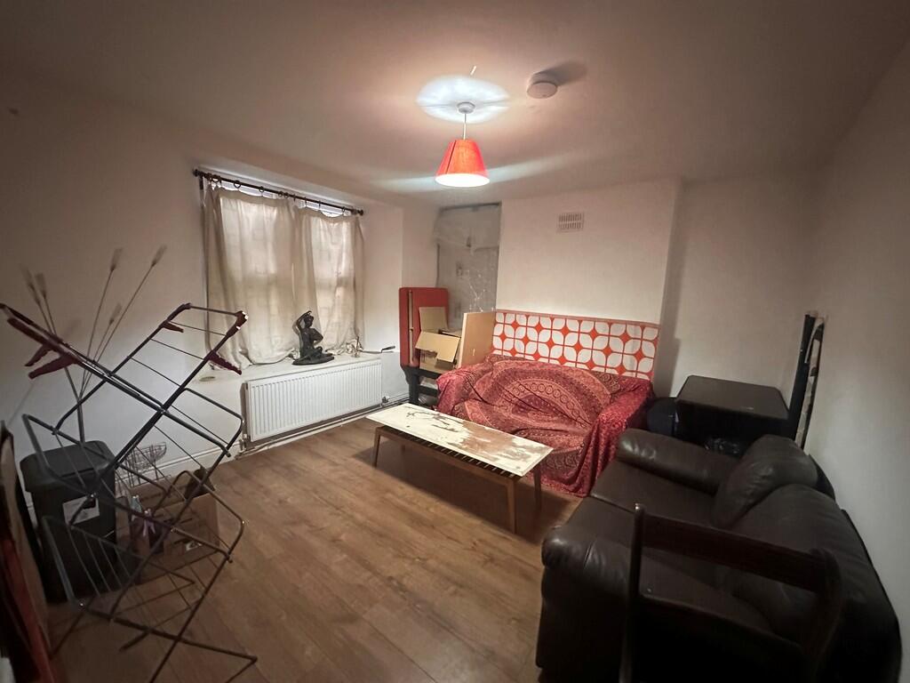 1 bedroom house share for rent