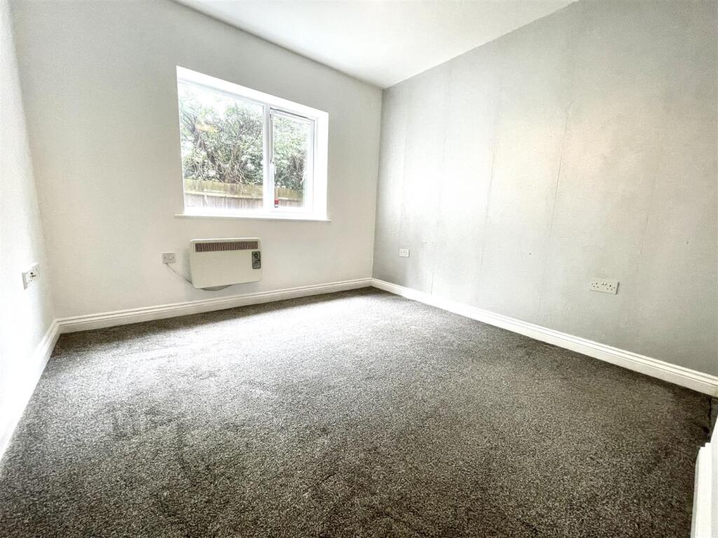 Apartment in Canvey Island - View 4
