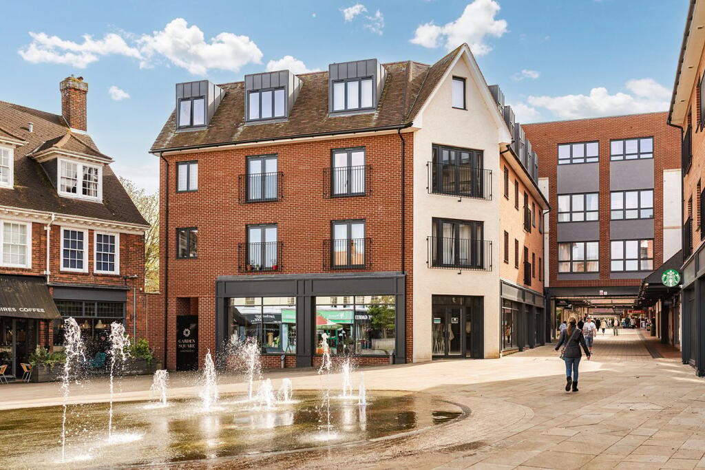 2-bed apartment on Leys Avenue, Letchworth Garden City, SG6, £325,000