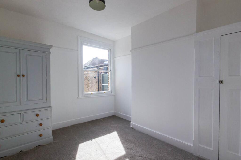 Apartment in Southend-on-Sea, Essex - More