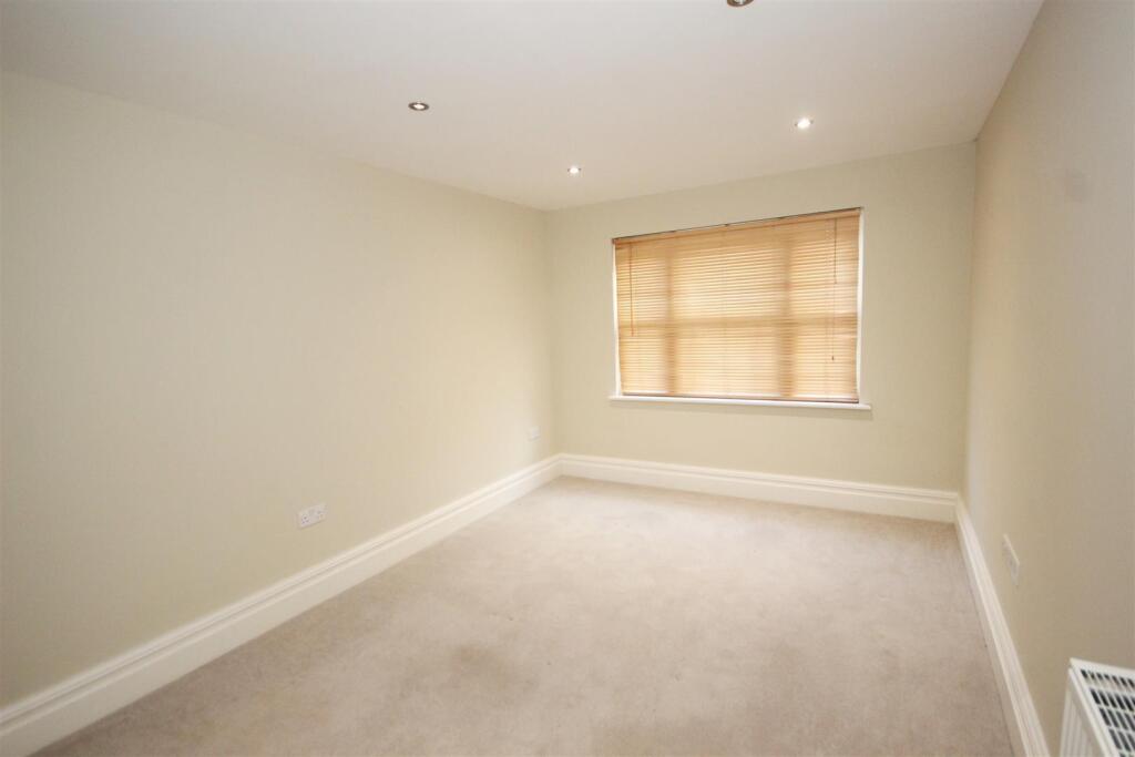 Apartment in Sheffield, Dore - View 5