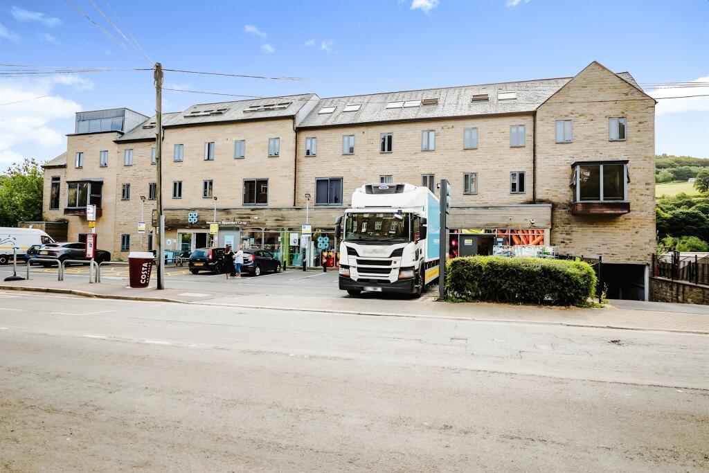 2-bed flat on Oldham Road, Sowerby Bridge, £110,000