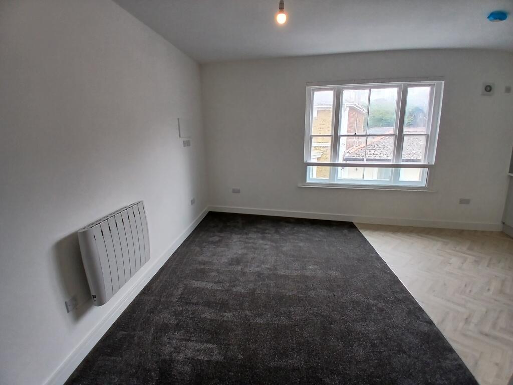 Apartment in Portsmouth, Newport - More