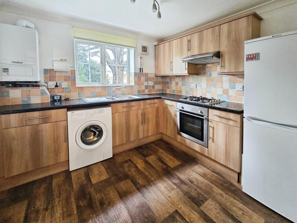 Brookside Close, Freshwater, Isle of Wight photo 3