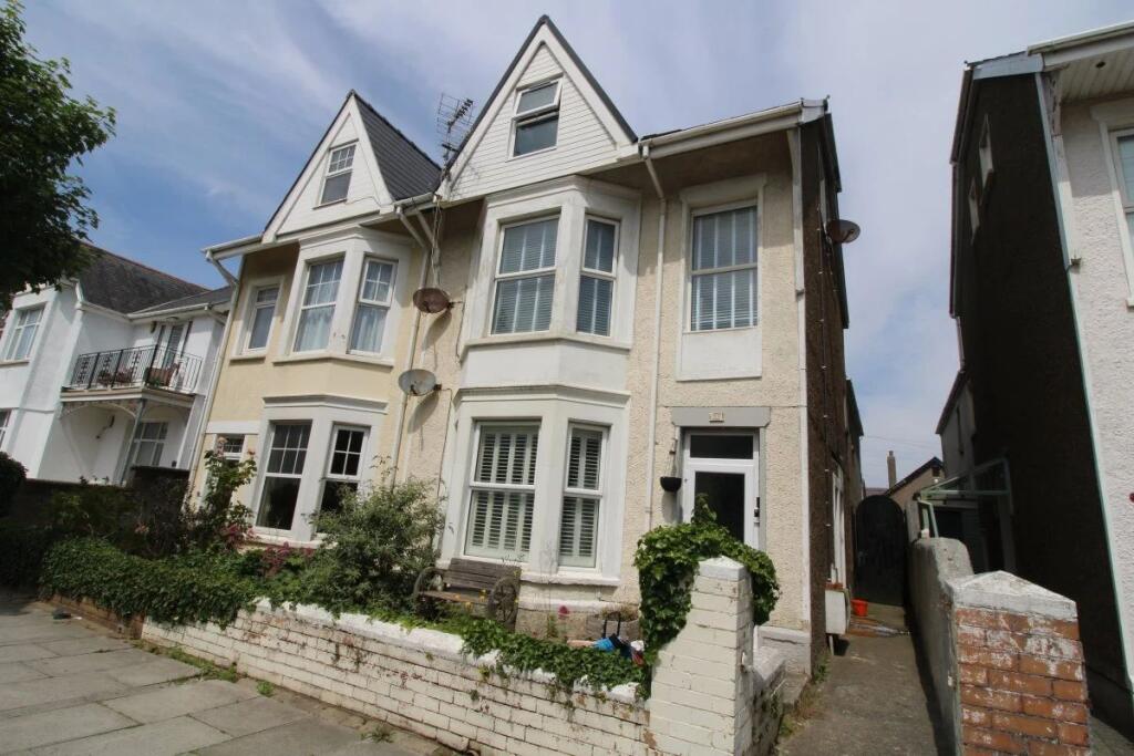 Main image of property: Flat 2, 58 Victoria Avenue, Porthcawl, CF36 3HE