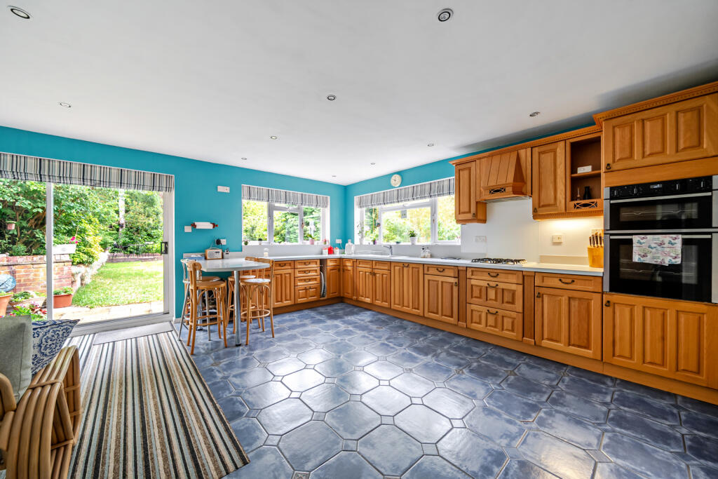 Pine Tree Hill, Pyrford, GU22 photo 2