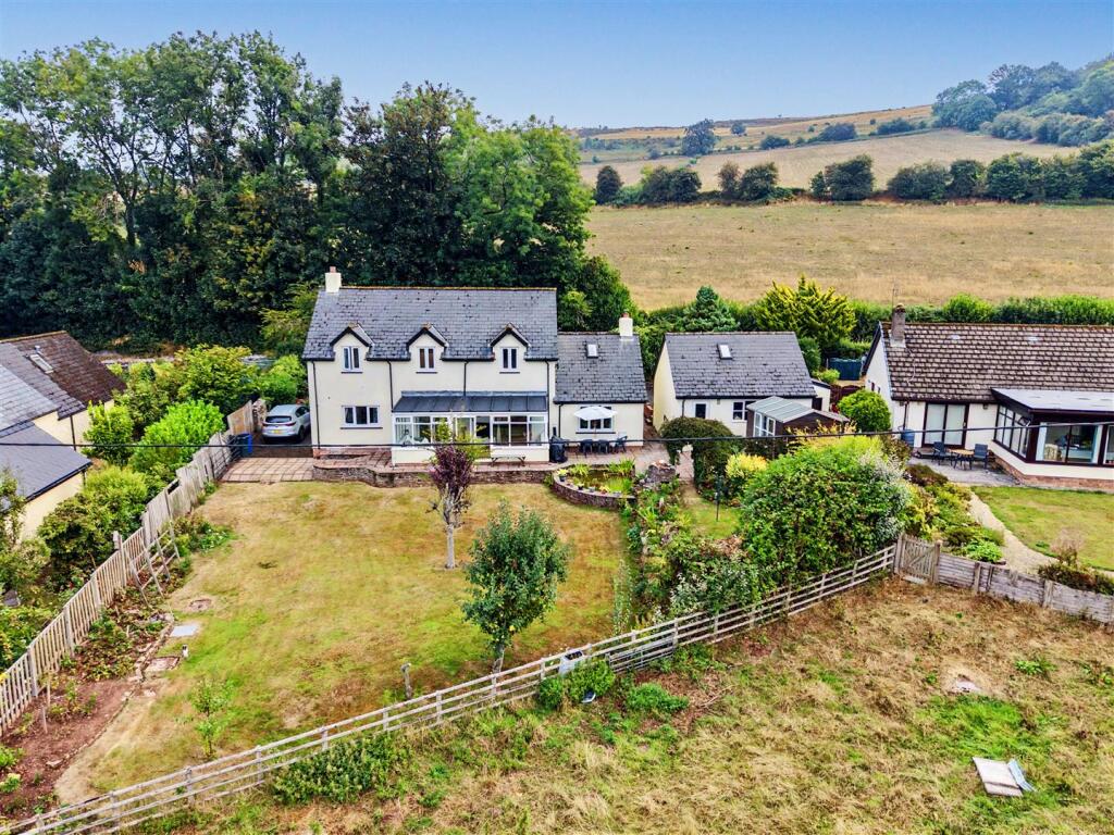 House in Bwlch, Llanfihangel Cwmdu with Bwlch and Cathedine - View 3
