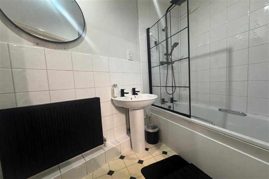 Apartment in South Croydon, Waddon - More