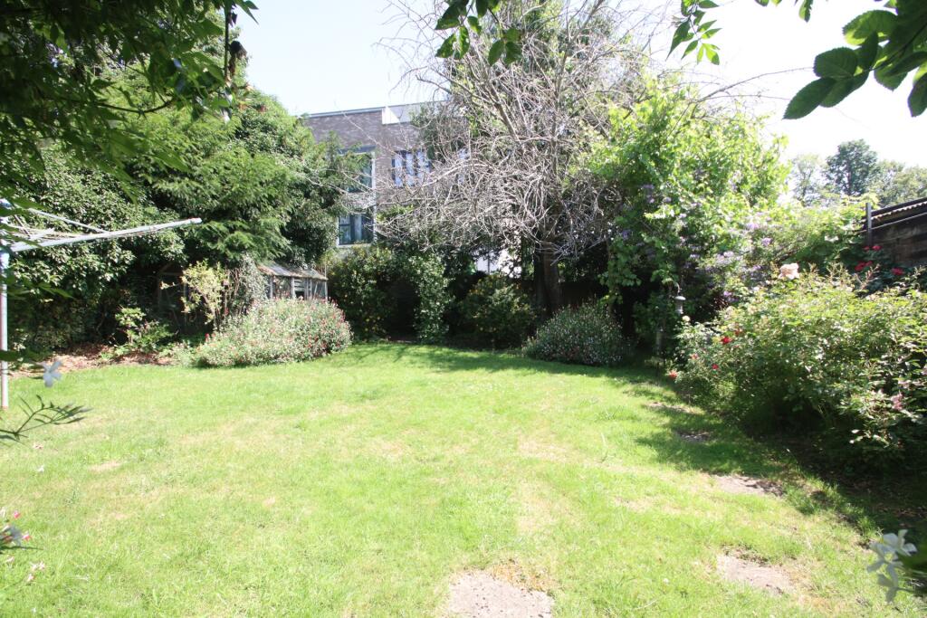 House in London, Tubbenden, Crofton - More
