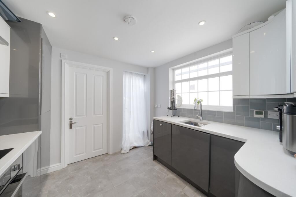 Common Road, Claygate, Esher, Surrey, KT10 photo 2