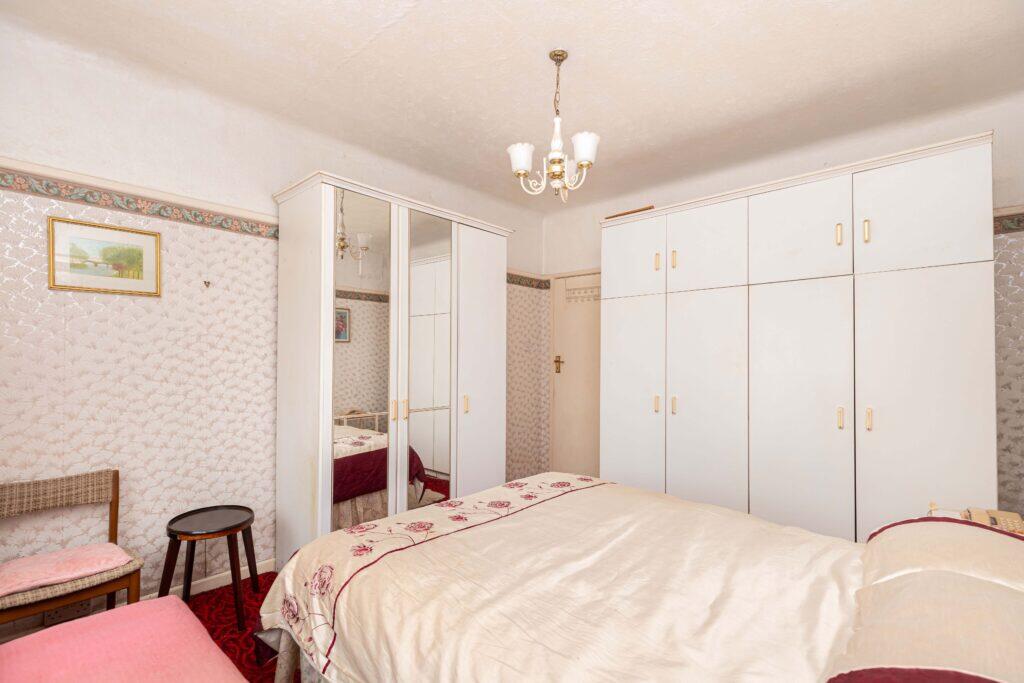 Wakefield Avenue, Northbourne, Bournemouth, Dorset, BH10 6DT photo 3