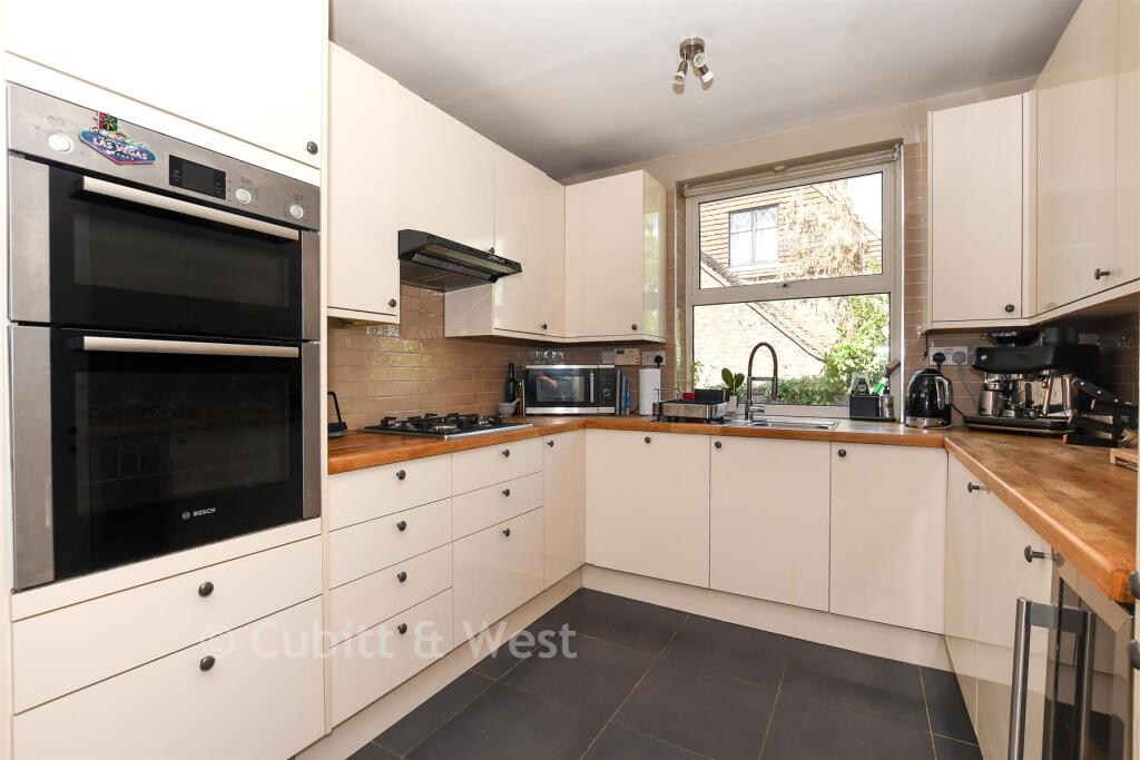 House in Reigate and Banstead, Meath Green, Horley - More