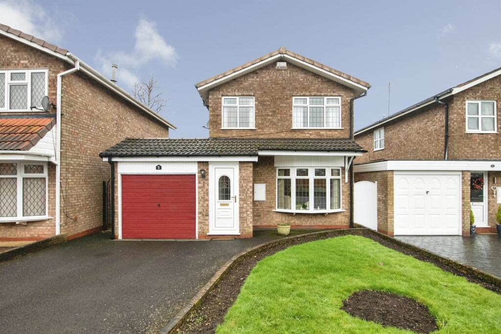 3-bed detached on Jackdaw Close, Sedgley, Dudley, £325,000