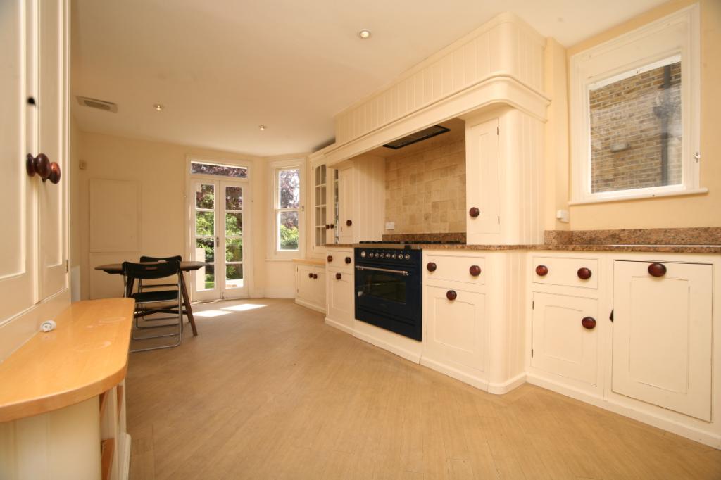 House in London, Brondesbury Park, Brondesbury - View 2