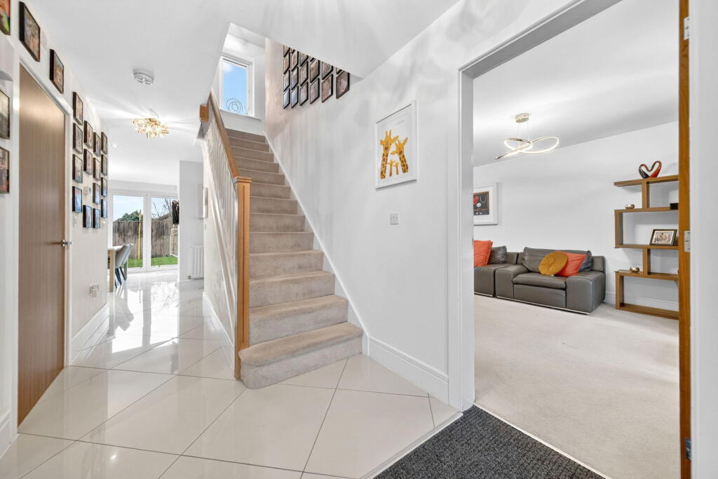 Moor Croft Close, Mirfield, WF14 photo 2