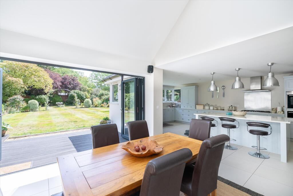 The Highlands, East Horsley, Surrey, KT24 photo 4