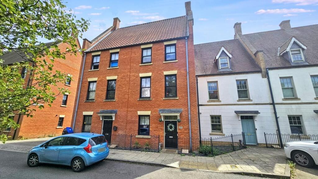 5-bed house on Clickers Drive, Northampton, £325,000