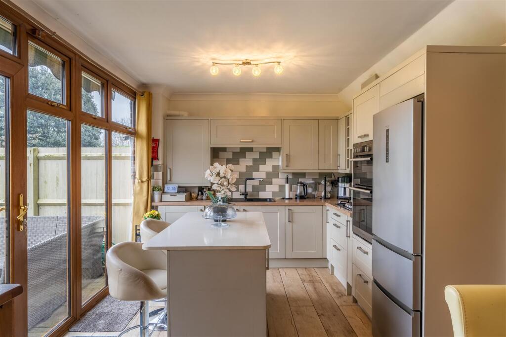 45, Woodhill Road photo 4