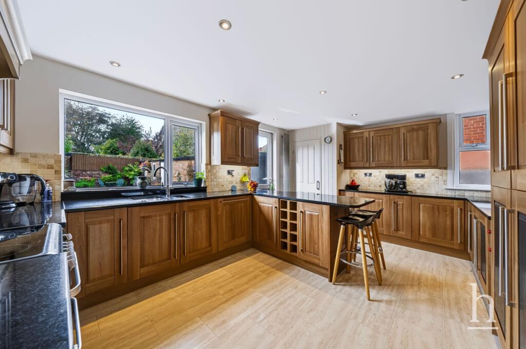 House in Wirral, Liverpool City Region - View 4