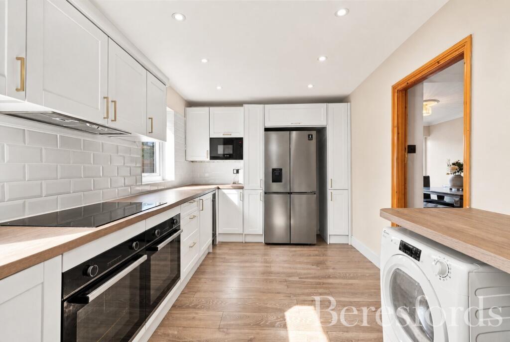 House in London, Upminster Bridge, Upminster - View 3