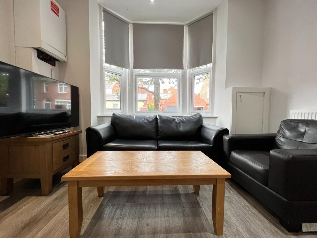 Main image of property: 6a Charnwood Grove, West Bridgford, Nottingham