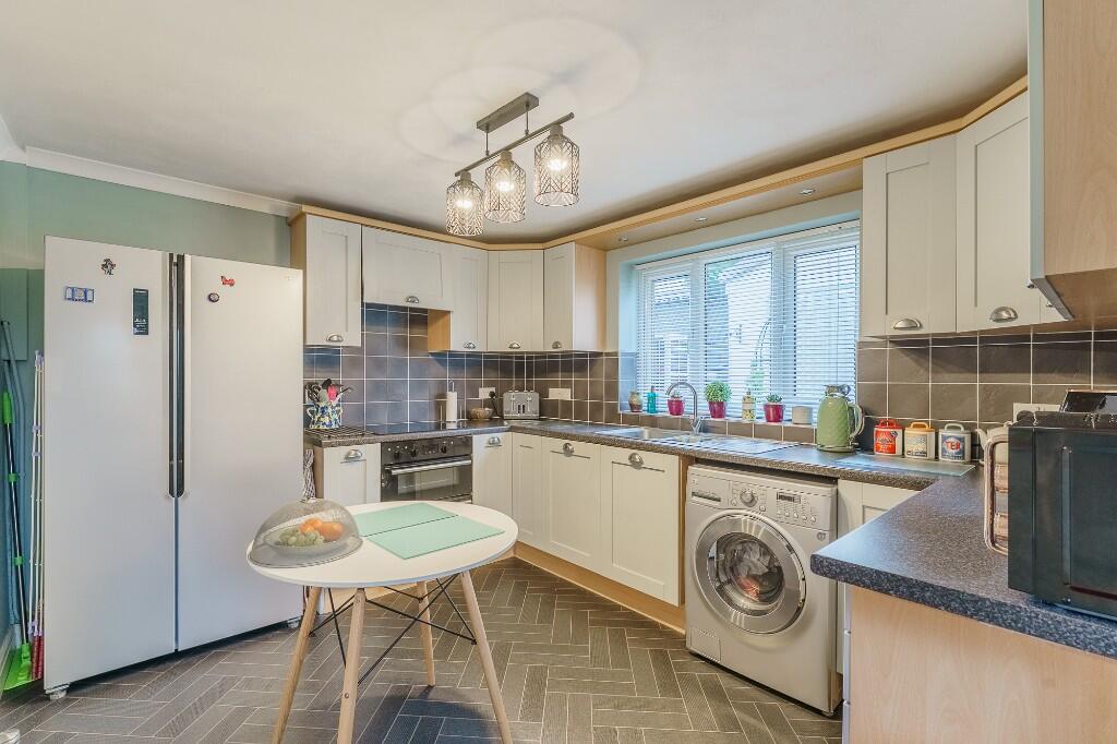 Kingsway, Pontefract, West Yorkshire, WF8 photo 2