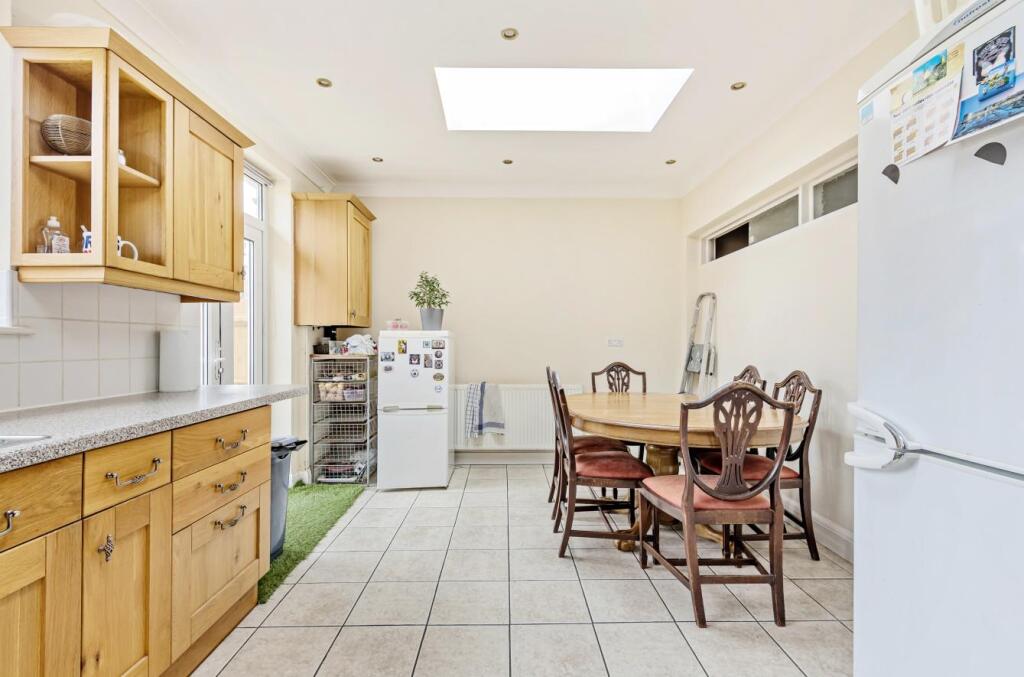 House in London, Harrow Weald - View 4