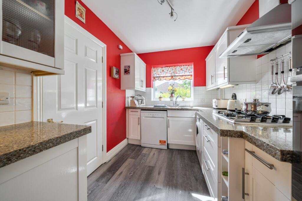 Chertsey Road, Byfleet, West Byfleet, Surrey, KT14 photo 3