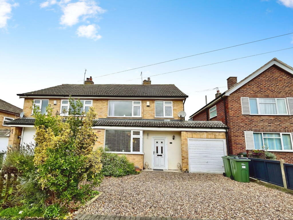 3-bed semi-detached on Ratcliffe Drive, Huncote, LE9 3BA, £270,000