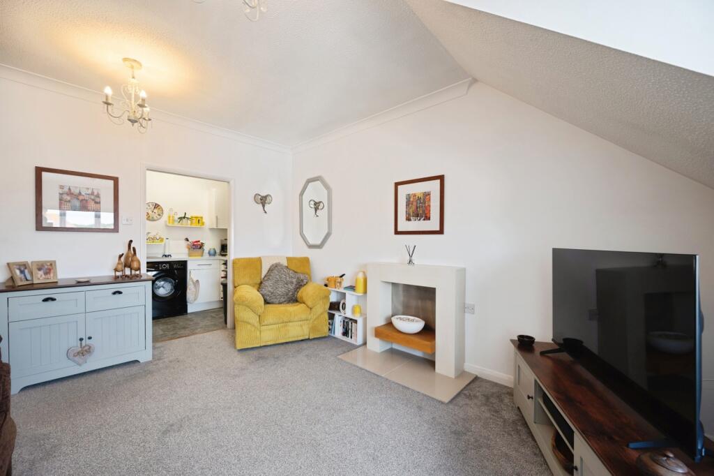 Staunton Avenue, Hayling Island, Hampshire, PO11 photo 3