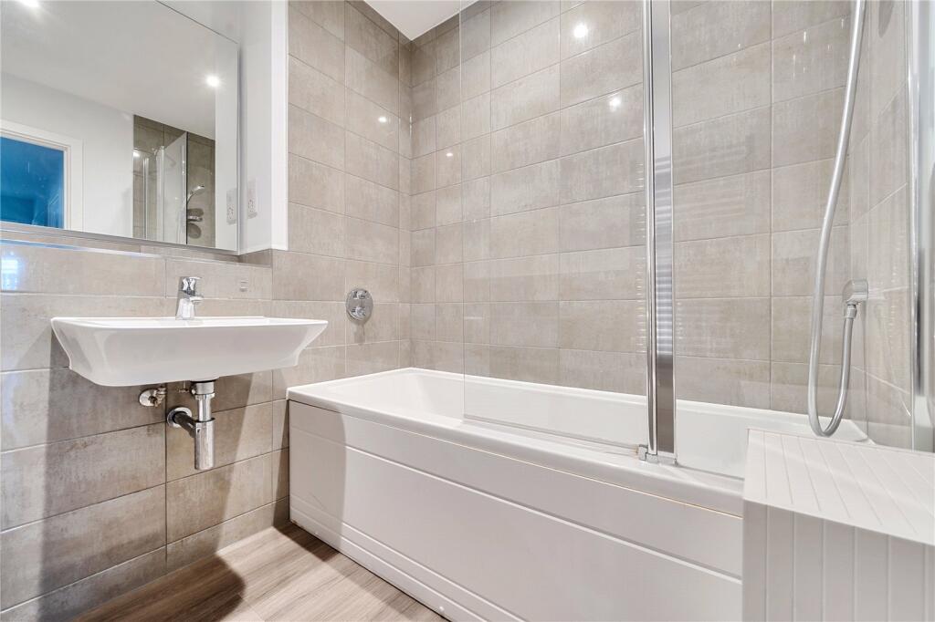 House in Wokingham, Emmbrook - View 3